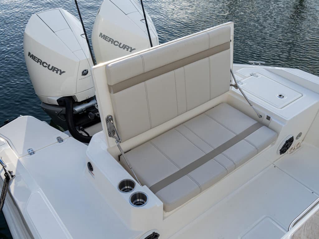 Boston Whaler 280 Dauntless cockpit seating