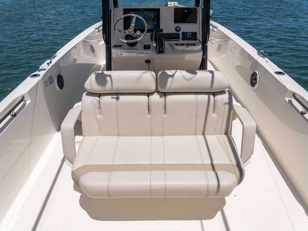 Boston Whaler 280 Dauntless console seating spun aft