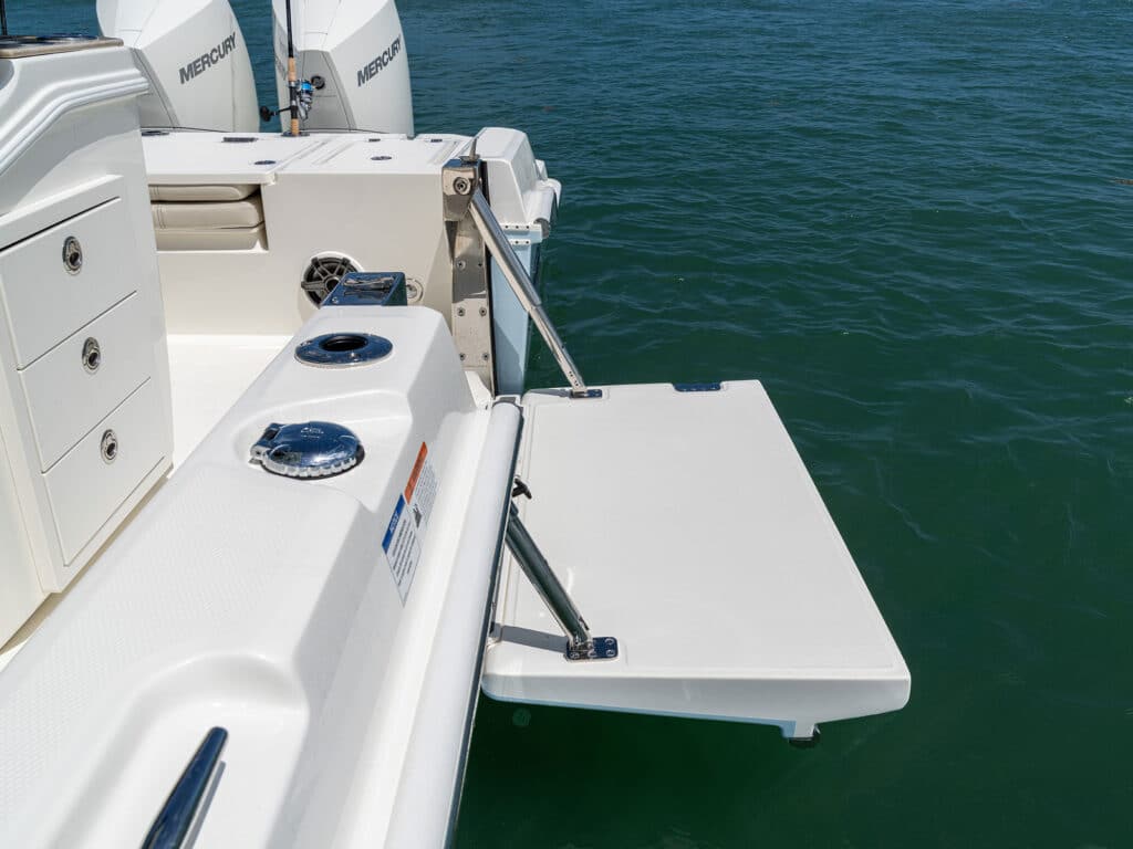 Boston Whaler 280 Dauntless swim patio