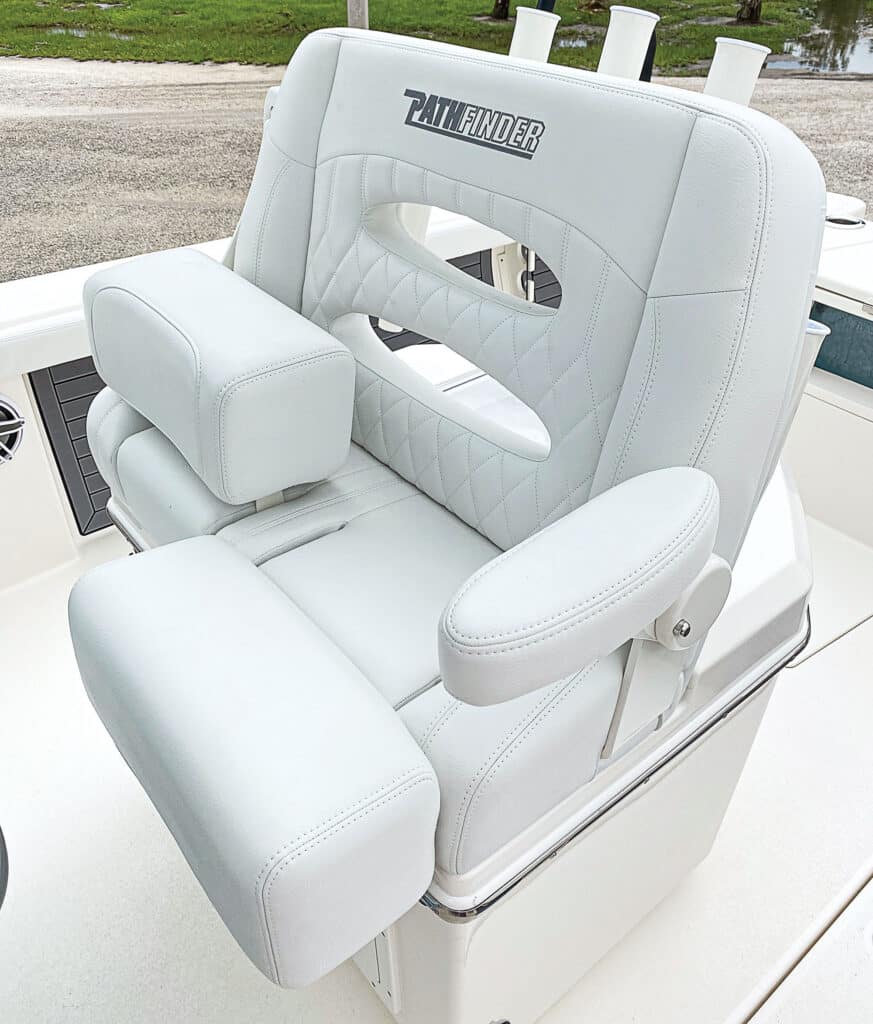 Pathfinder 2400 Open helm seating