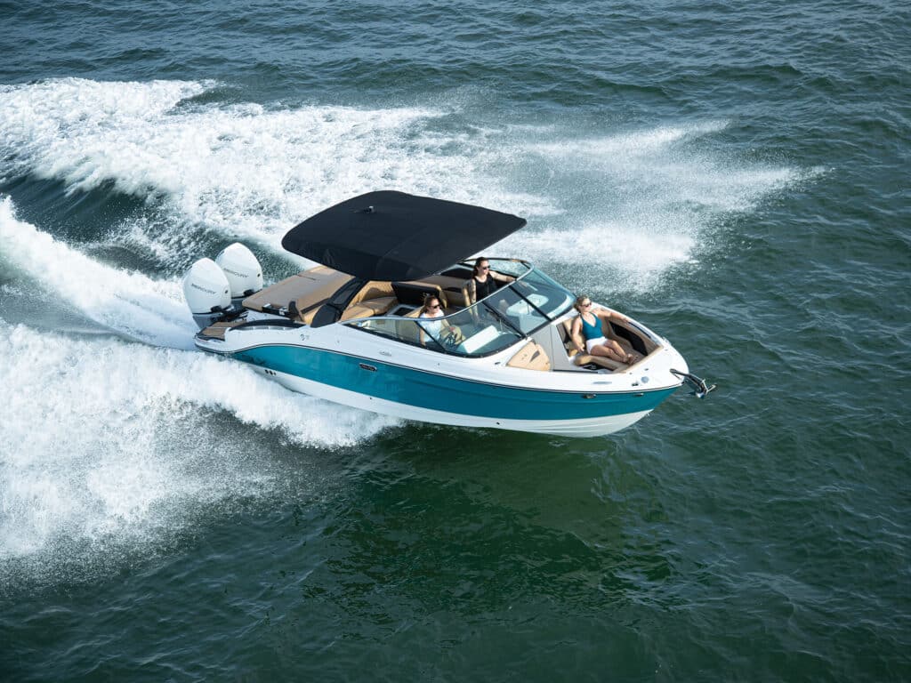 Sea Ray SLX 280 Outboard cruising