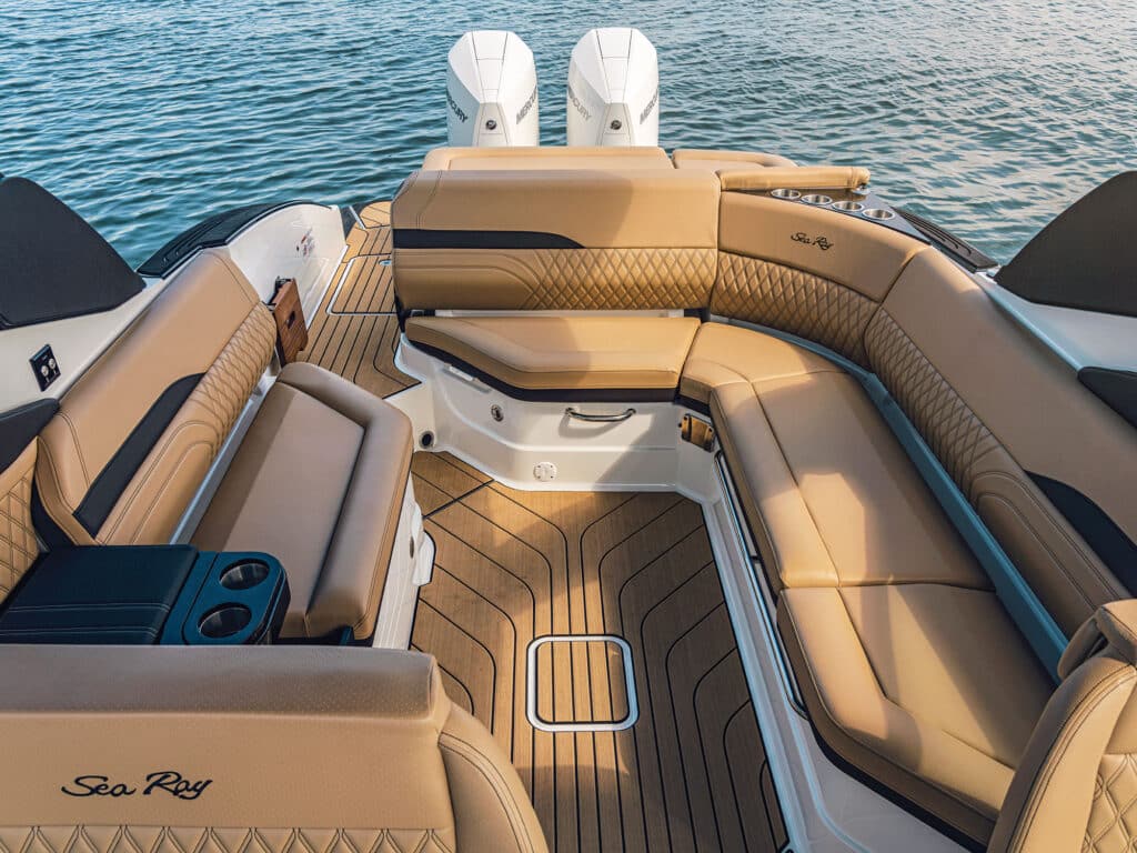 Sea Ray SLX 280 Outboard cockpit seating