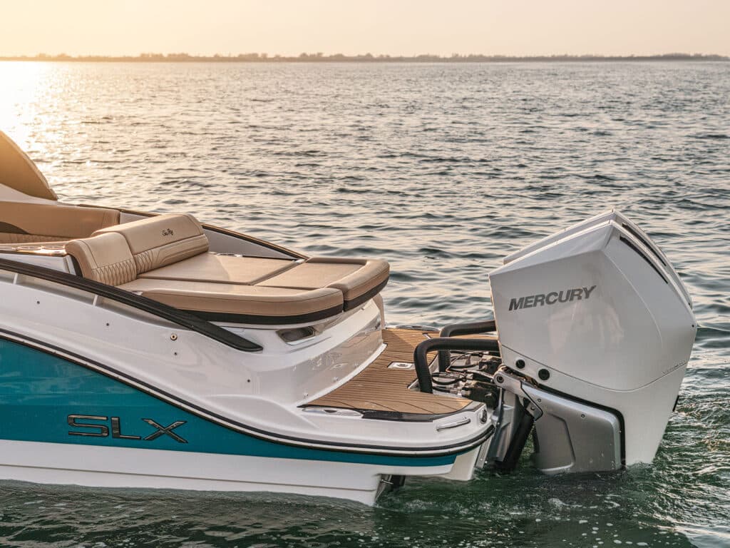 Sea Ray SLX 280 Outboard aft sunpad