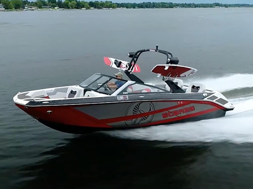 Scarab 235 ID running on the lake