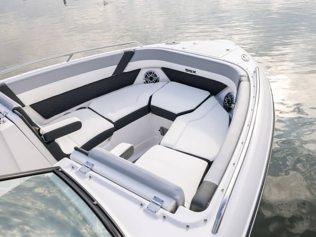 Chaparral 267 SSX bow seating