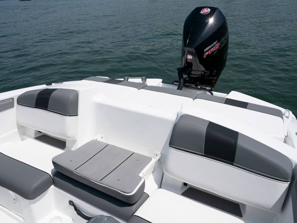 Tahoe T21 aft seating