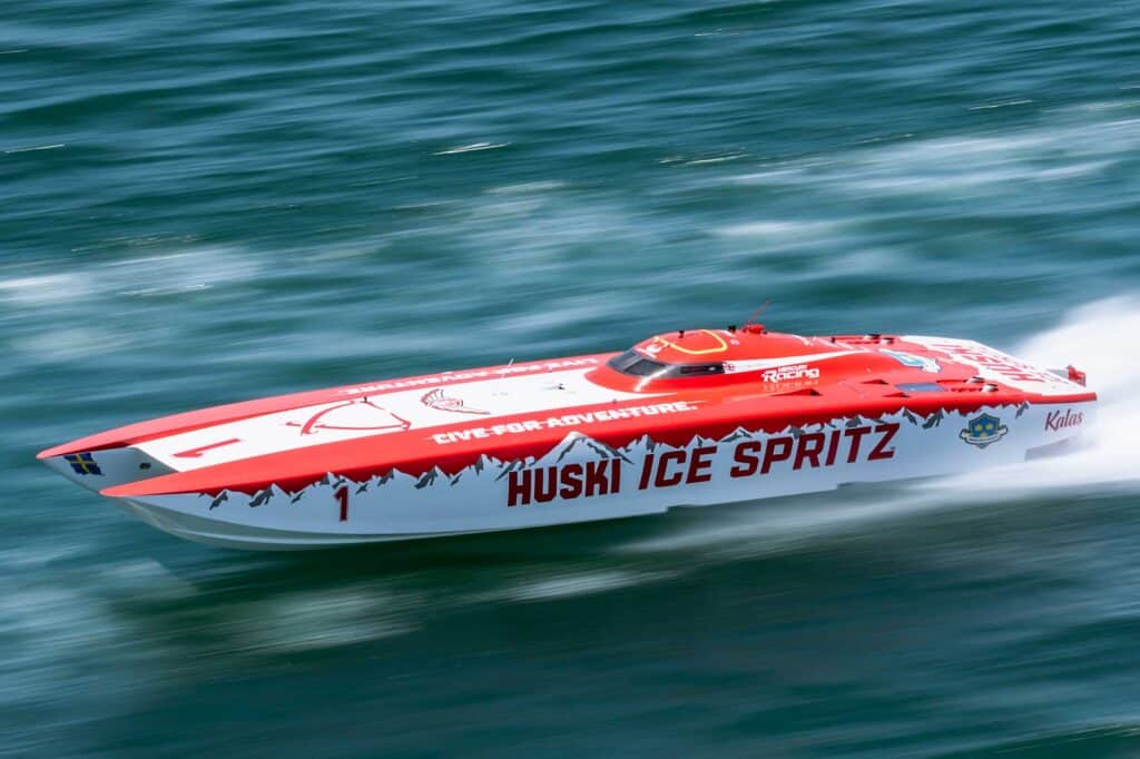 Racing boat offshore