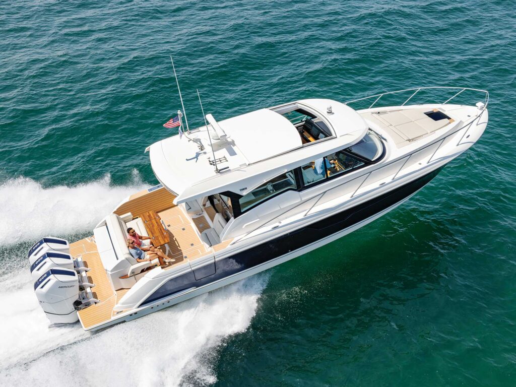 Tiara Yachts 48 LE running offshore