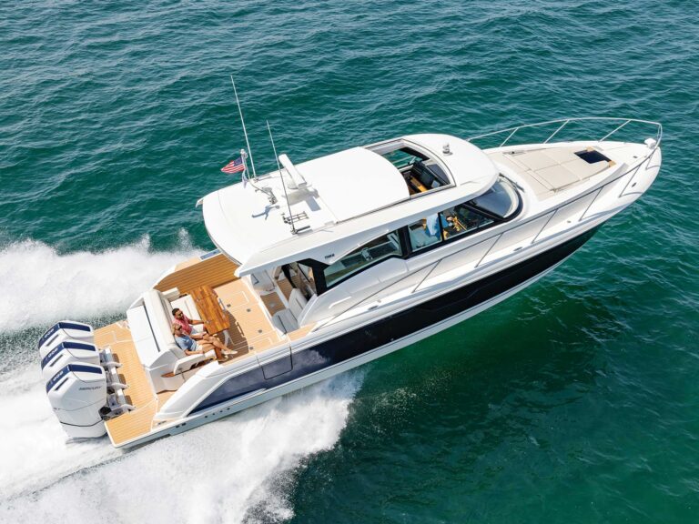 Tiara Yachts 48 LE running offshore