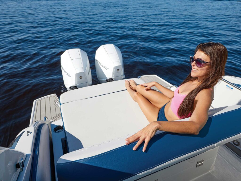 Crownline CRX 280 aft seating