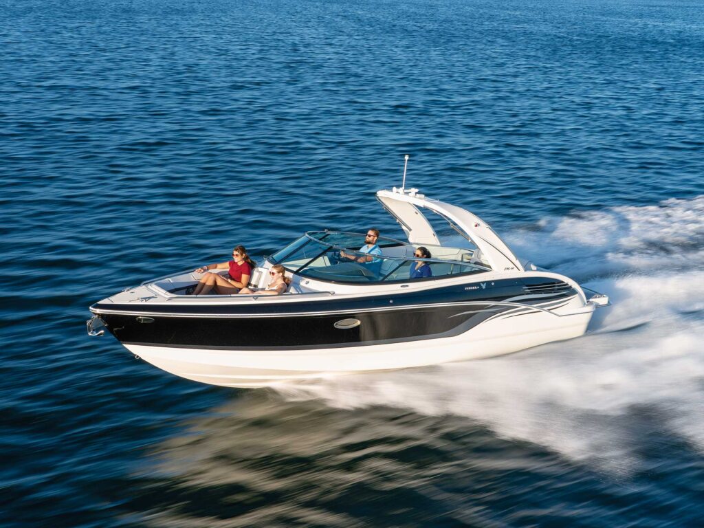 Formula 290 Bowrider running on the lake