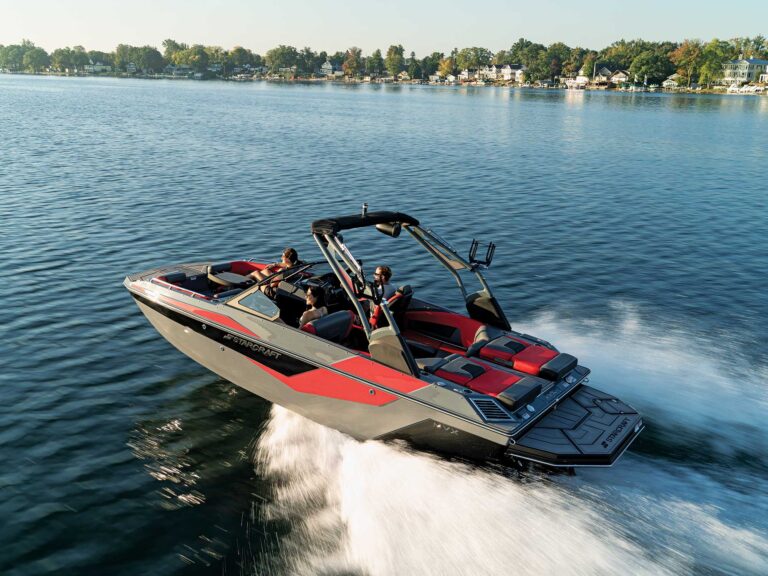 Starcraft MVX 230 Surf on the lake