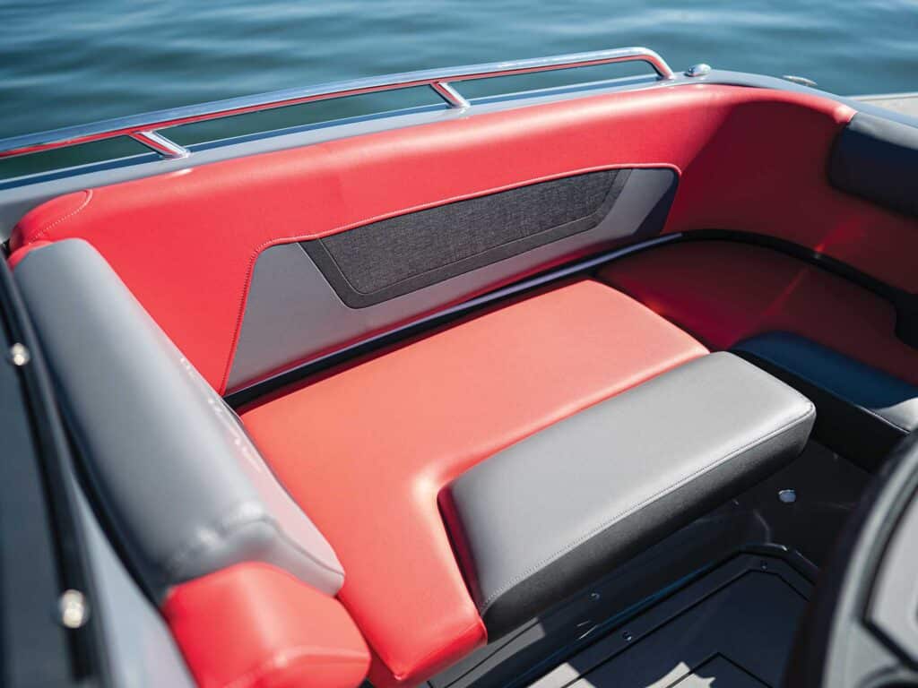 Starcraft MVX 230 Surf bow seating