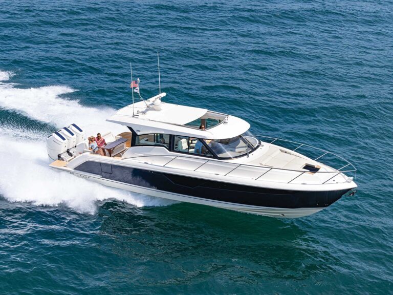 Tiara Yachts 48 LE cruising