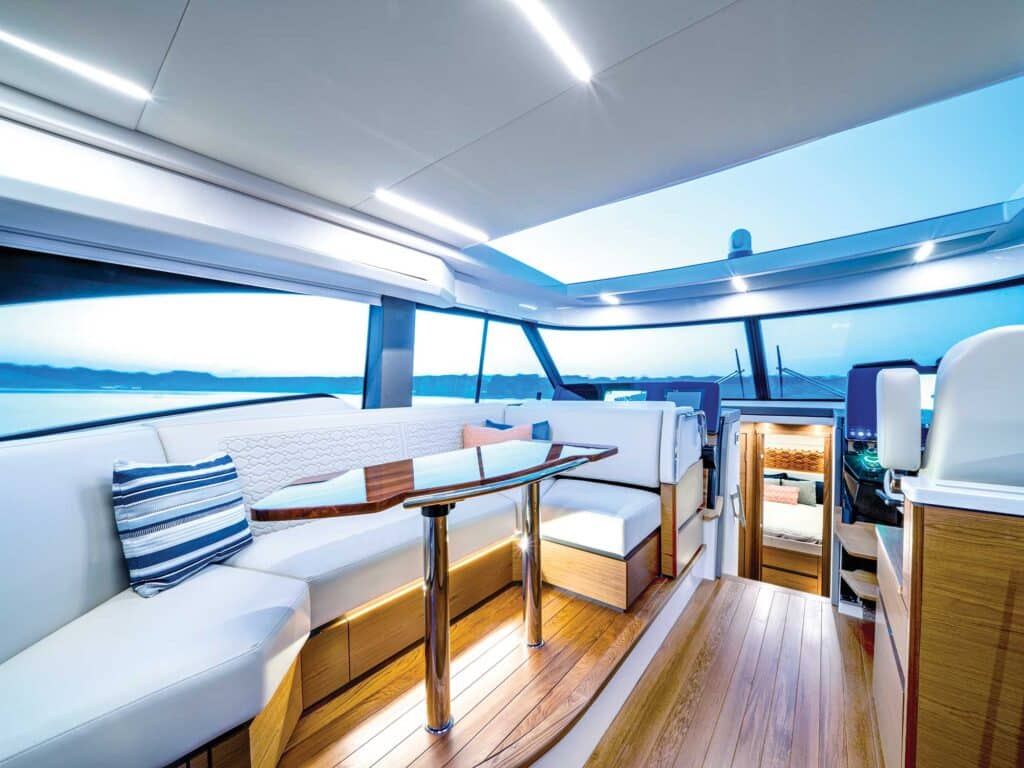 Tiara Yachts 48 LE salon