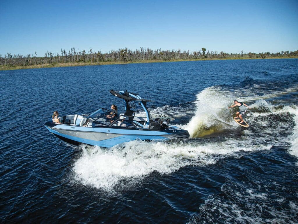 Malibu Wakesetter 23 LSV wakesurfing