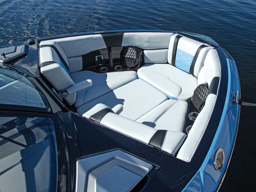 Malibu Wakesetter 23 LSV bow seating