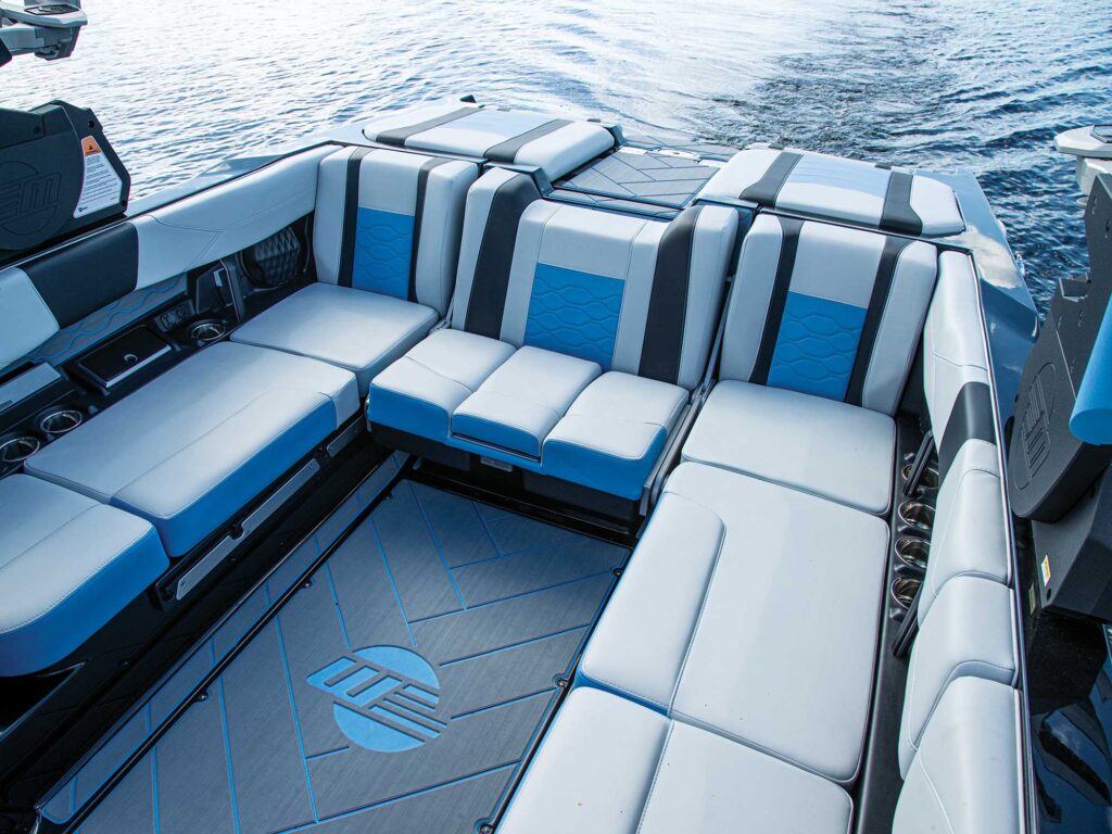 Malibu Wakesetter 23 LSV cockpit seating