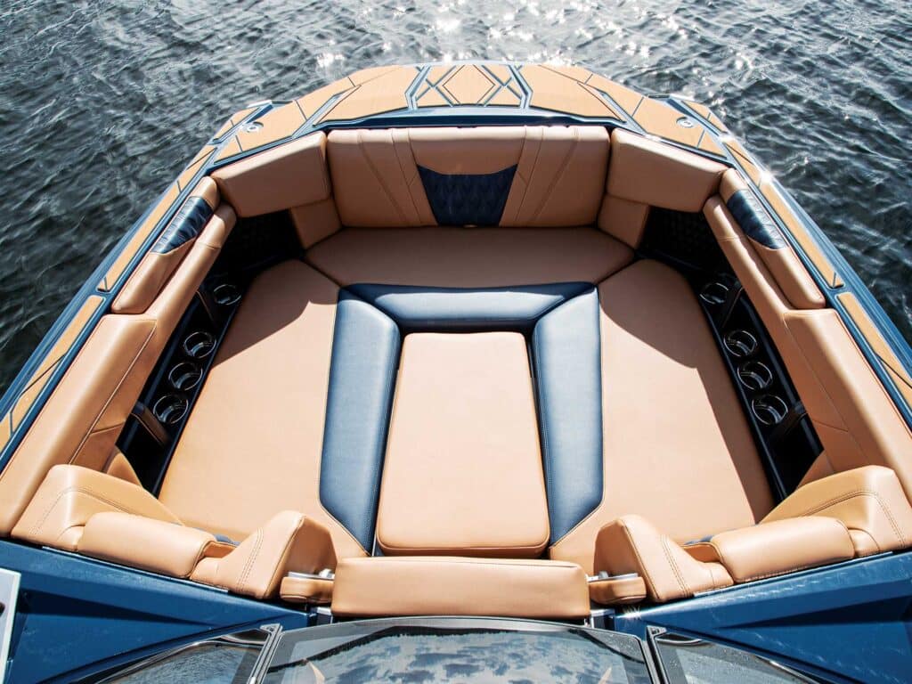 Malibu M242 bow seating