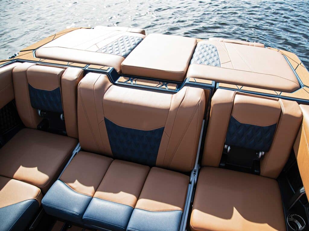 Malibu M242 aft seating