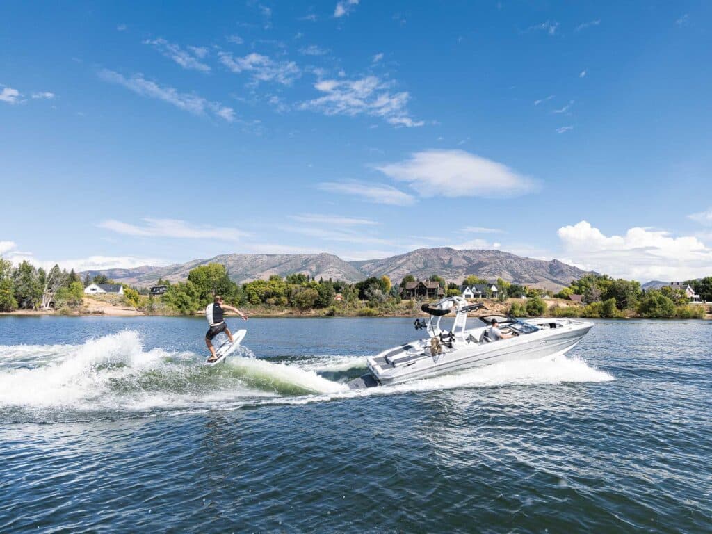 Supreme S220 wakesurfing