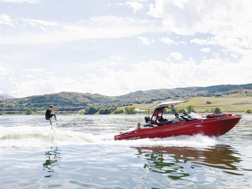 Supreme S240 wakesurfing