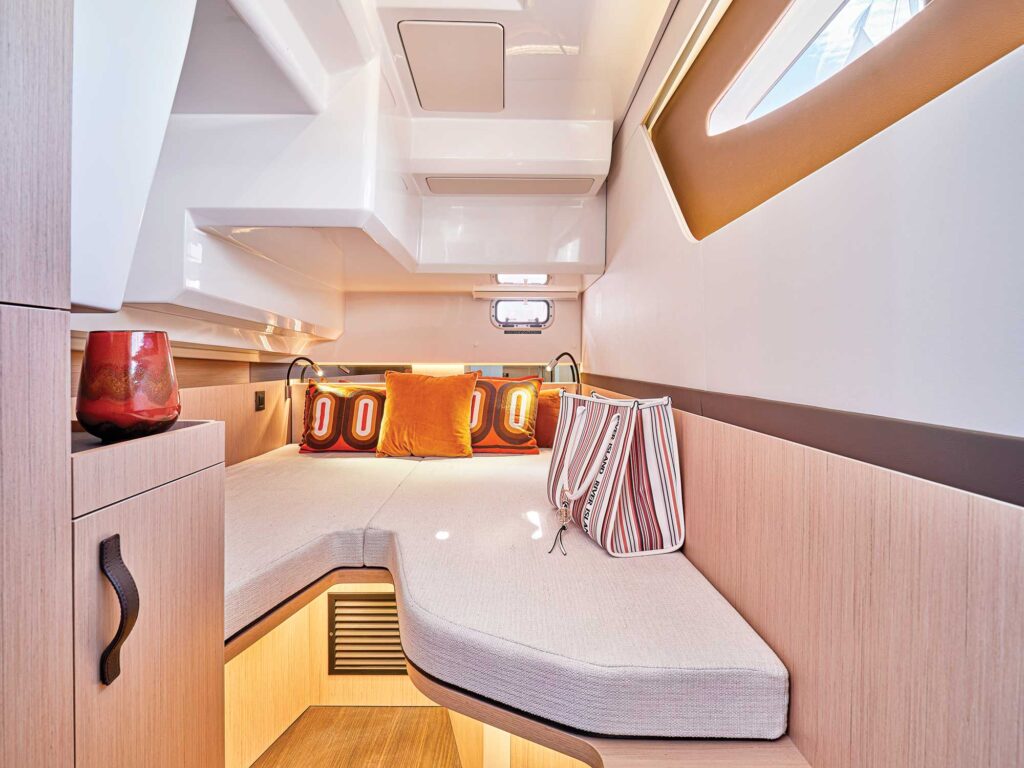 Four Winns TH36 cabin