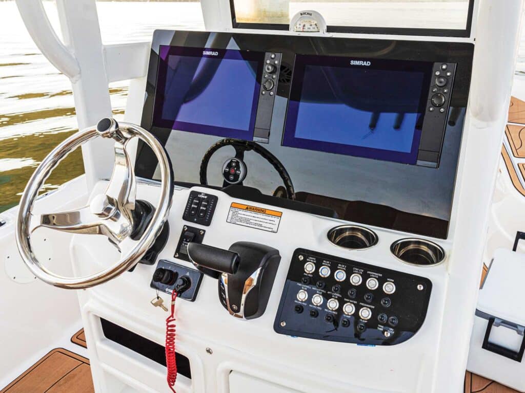 NauticStar 274 Bay helm