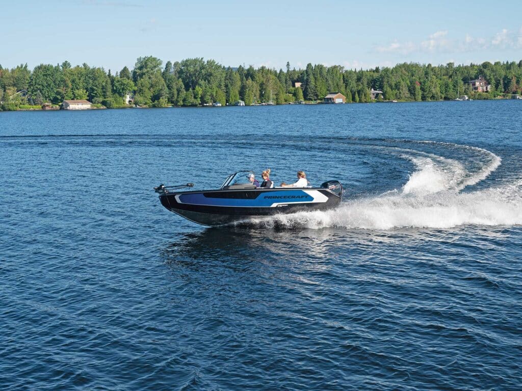 Princecraft Sport 175 turning on a lake