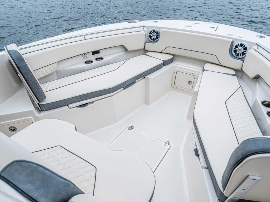 Stingray 253 CC bow seating