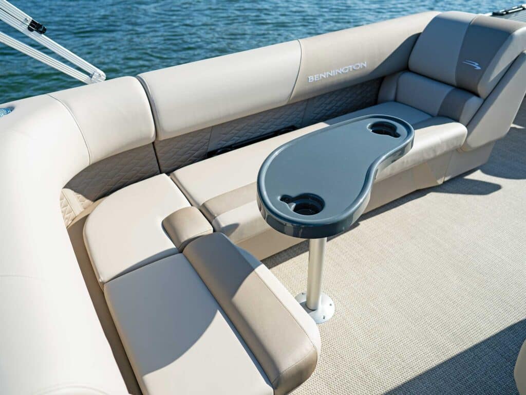 Bennington 20 SF-SPS bow seating