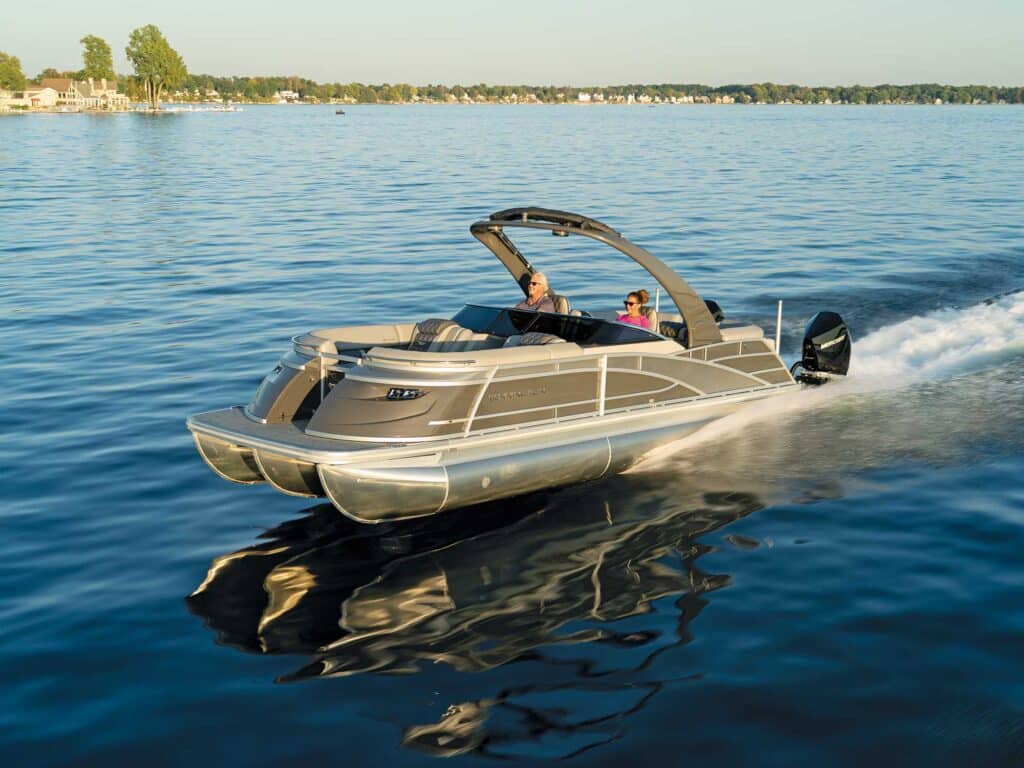 Bennington 27Q Fastback cruising smoothly