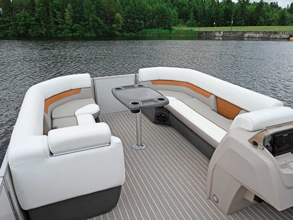 Princecraft Vectra 23 RL bow seating