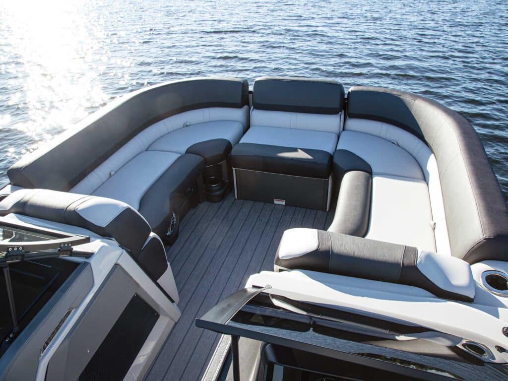 Tahoe 2585 Cascade bow seating