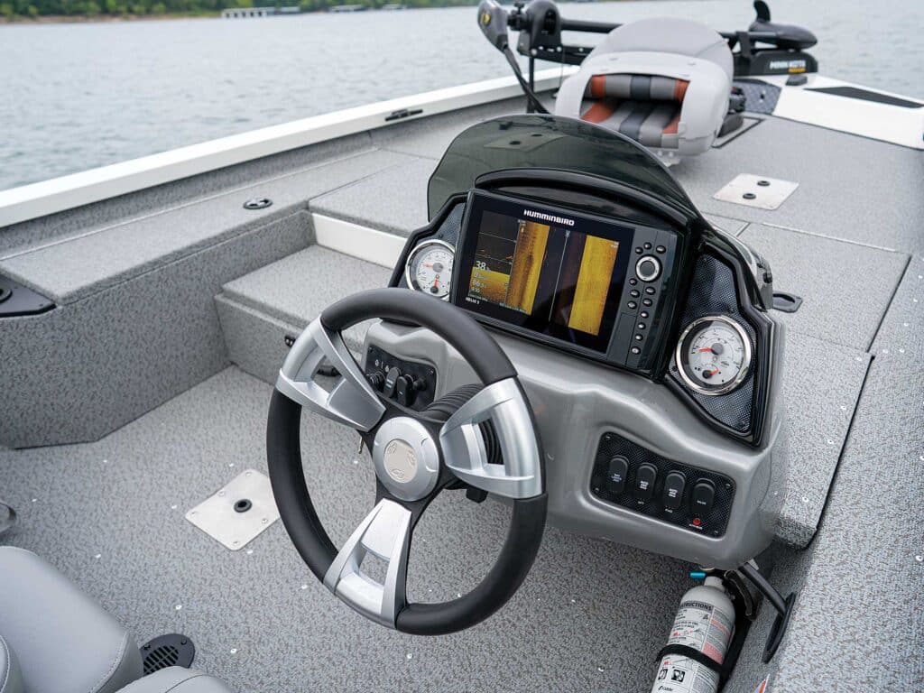 G3 Boats Sportsman 1710 PFX helm