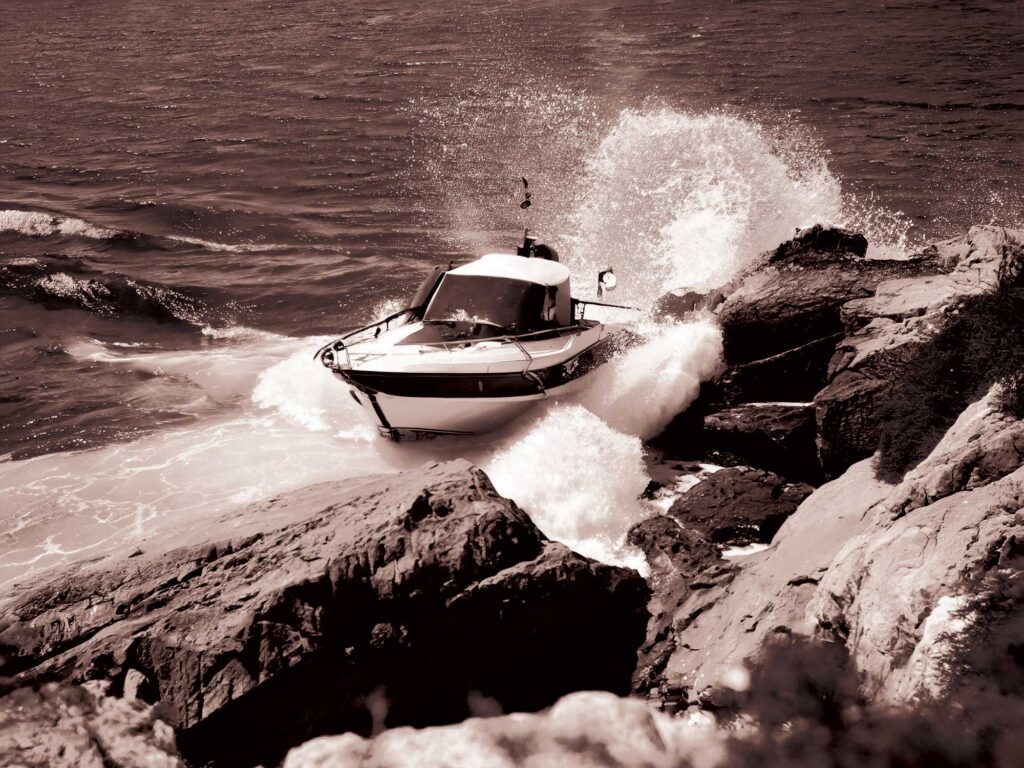 Boat heading towards the rocks