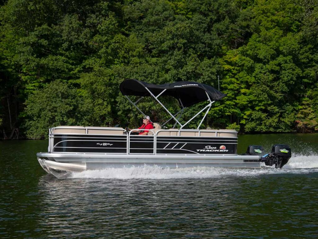 SunTracker pontoon with hydrofoils