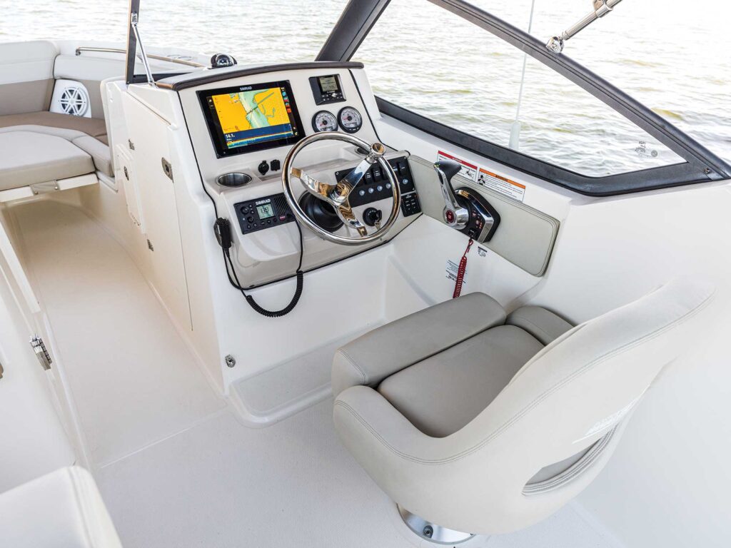 Boston Whaler 210 Vantage helm