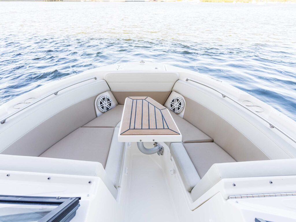 Boston Whaler 210 Vantage bow seating