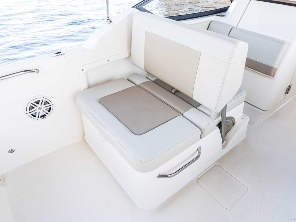 Boston Whaler 210 Vantage cockpit seating