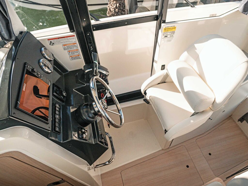 Bayliner Trophy T23 Pilothouse helm