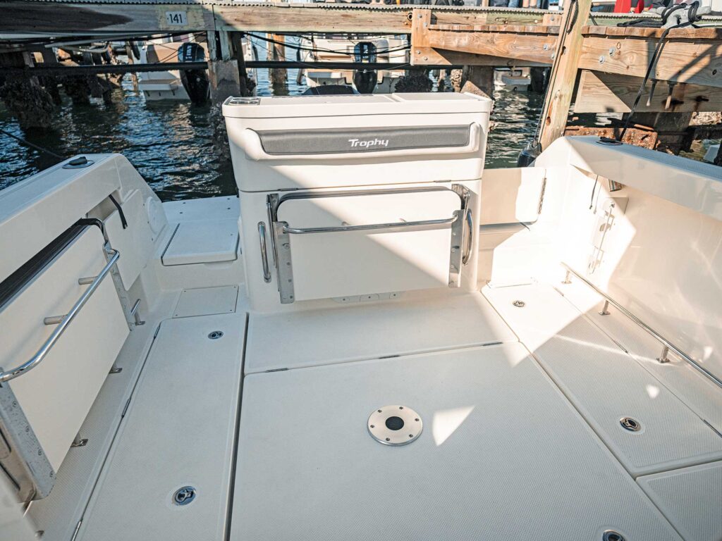 Bayliner Trophy T23 Pilothouse cockpit