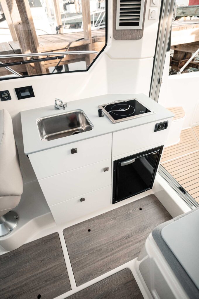 Bayliner Trophy T23 Pilothouse galley