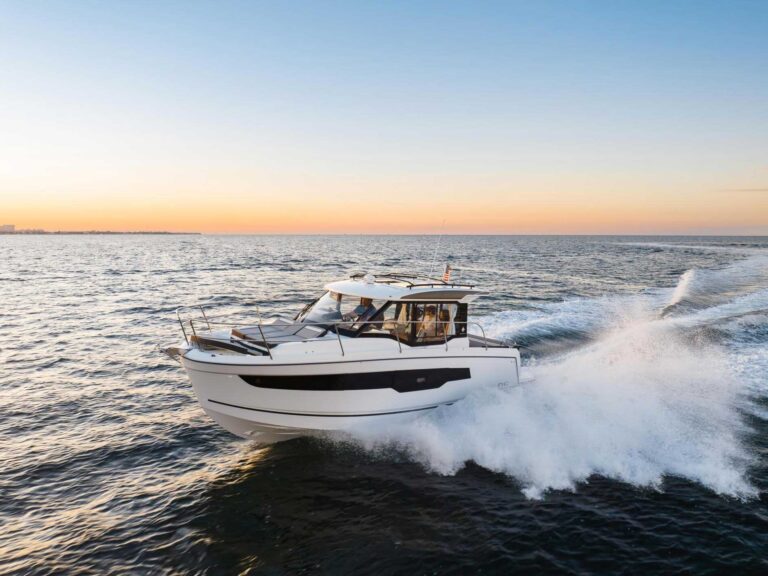 Jeanneau NC895 S2 cruising