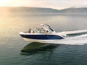 Sea Ray SDX 250 OB on the lake