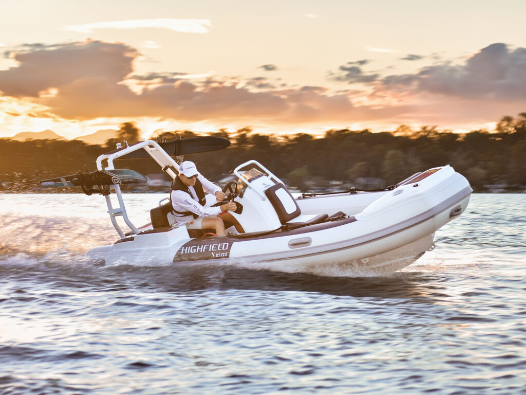 Highfield Velox 420 running on the water