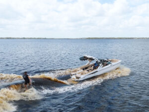 MasterCraft XStar 23 wakesurfing
