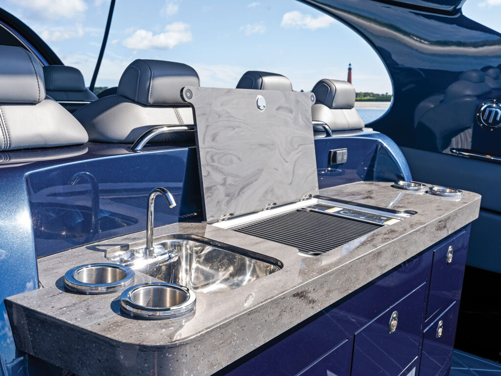 Mystic Powerboats M5200XL cockpit grill
