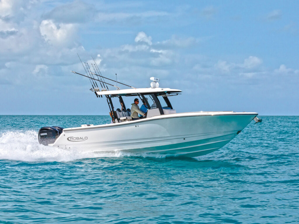 Robalo R300 running in the ocean