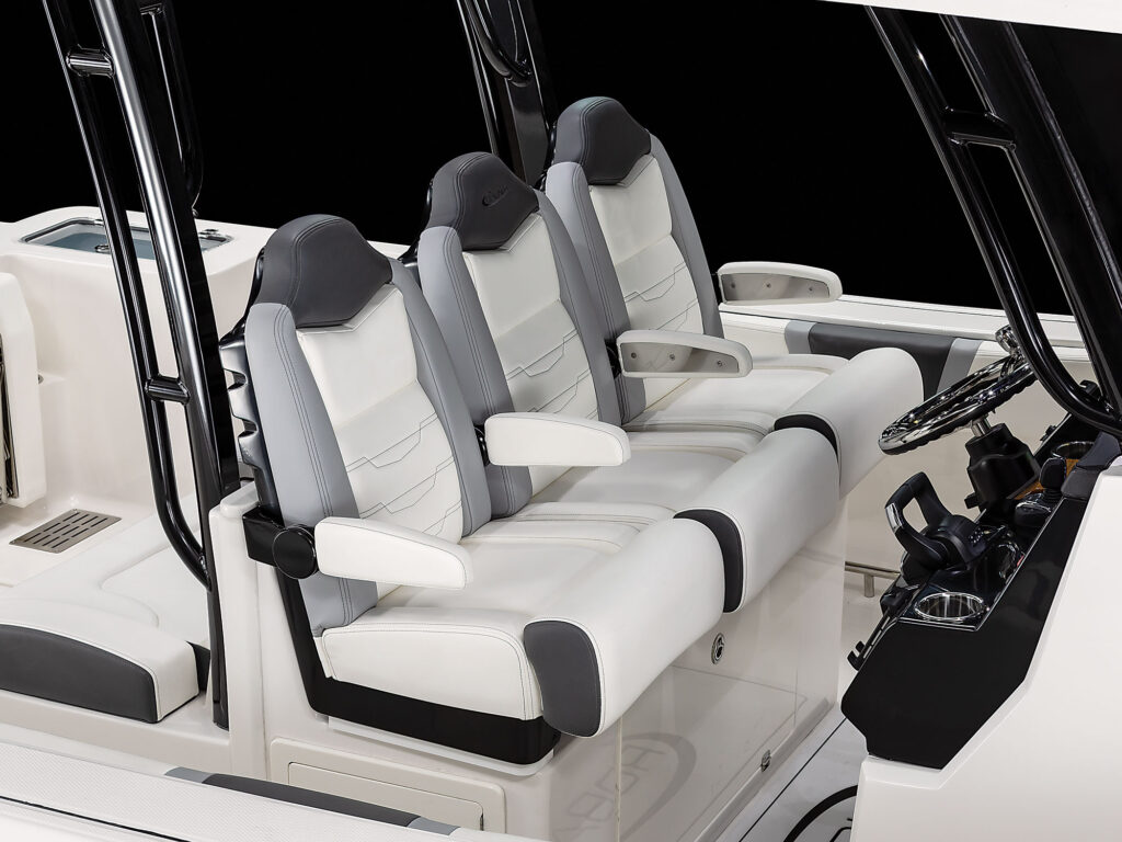 Robalo R300 helm seating